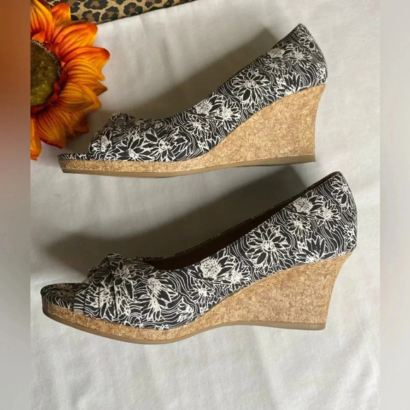 🦋B2G1🦋DEXFLEX COMFORT Black/White Floral Open Toe Wedge | 9 | - Picture 3 of 8